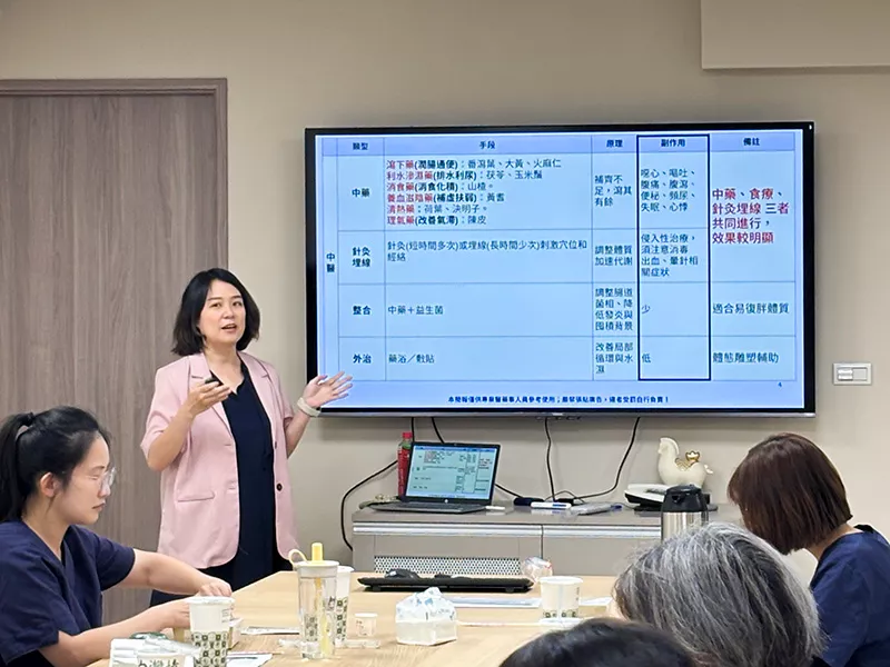 大榮生技日前受邀至新竹陳志成耳鼻喉科，為診所同仁進行專業的減重產品教育訓練。透過深入的科學解說與實務分享，期盼將優質的營養輔助方案，轉化為共同守護民眾體態與健康的力量。